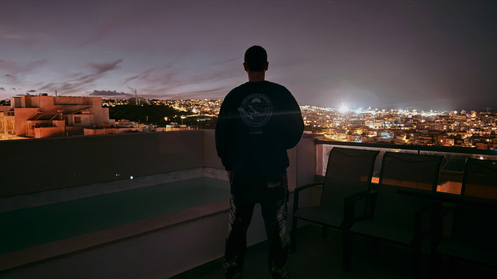 Markus auf seiner Terrasse mit Blick auf Malta bei Abenddämmerung