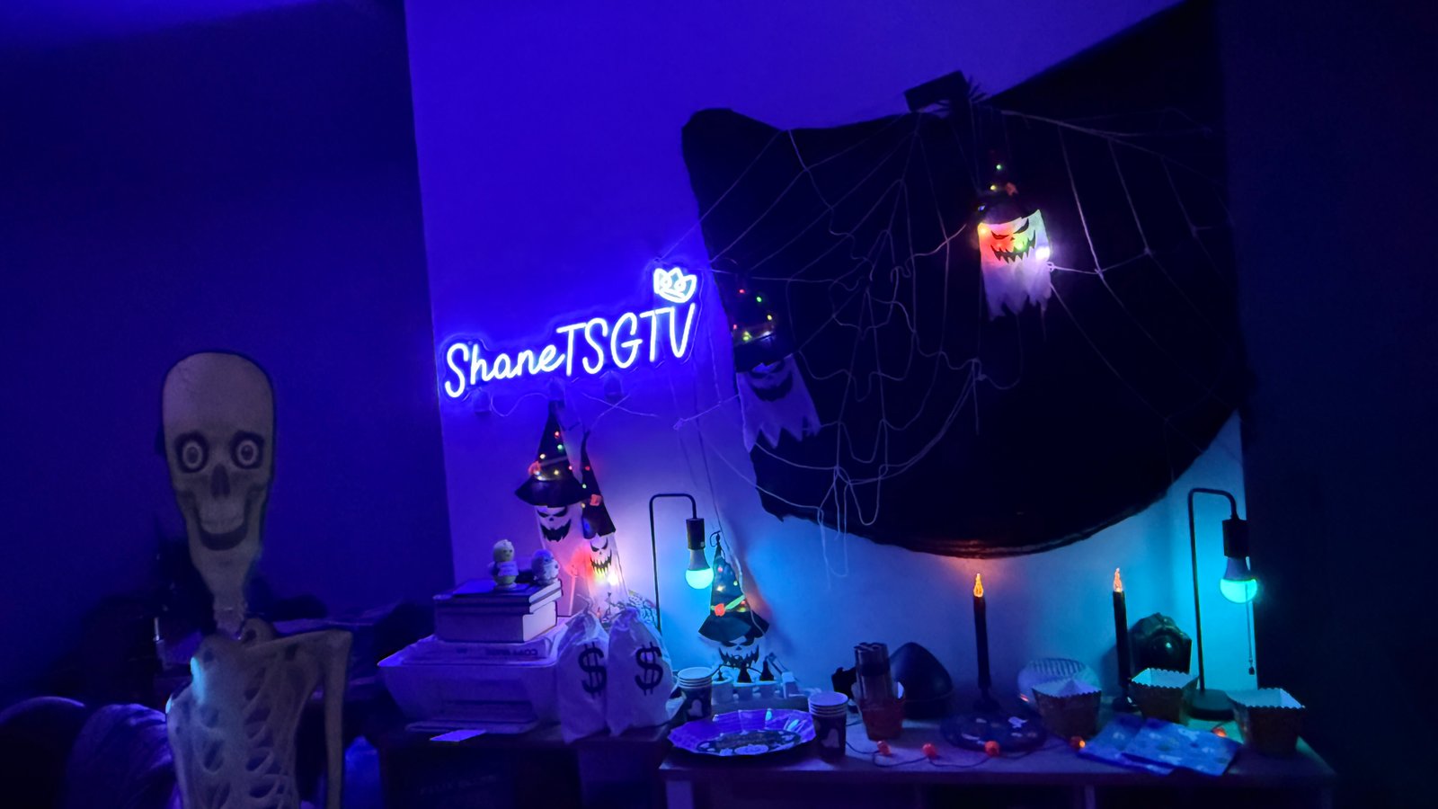 Halloween-Dekoration mit ShaneTSGTV-Neonschild für ShaneTober 2026